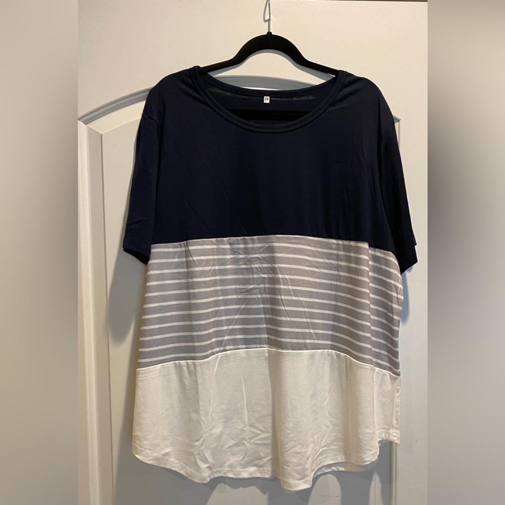 Women’s size 22W navy gray and white color block tee NWOT